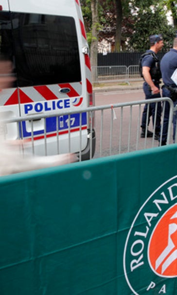 The Latest: Djokovic loses 1st set at French Open